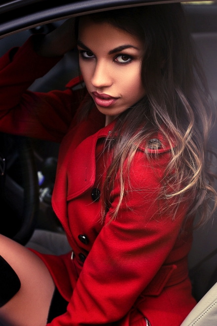 портретная рекламная съемка девушка в машине за рулем брюнетка +7 926 222 8521 Komlevs.ru Крым