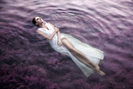 Девушка лежит в воде, в белом платье с фиолетовыми водорослями в Крыму +7 926 222 8521 Komlevs.ru Крым