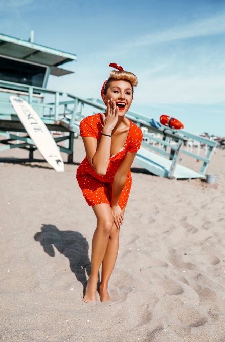 Фотосессия девушка блондинка ретро на пляже в Лос-Анджелесе на фоне спасательной вышки в красном платье в белый горошек +7 926 222 8521 Komlevs.ru Крым